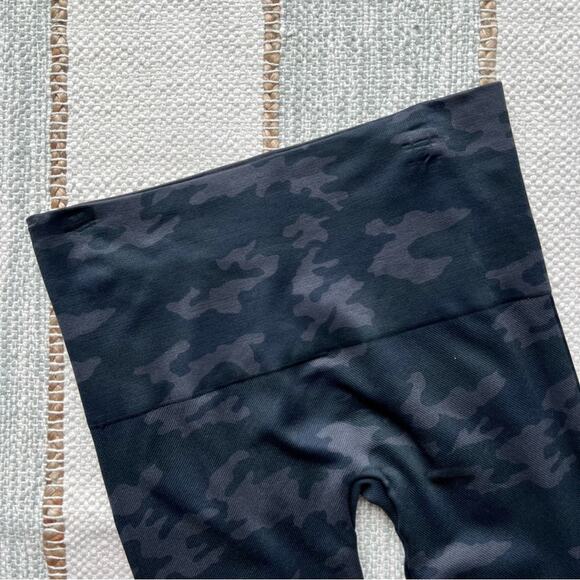 Spanx Seamless Black Grey Camo High Rise Leggings Women’s Size Medium - Picture 9 of 10